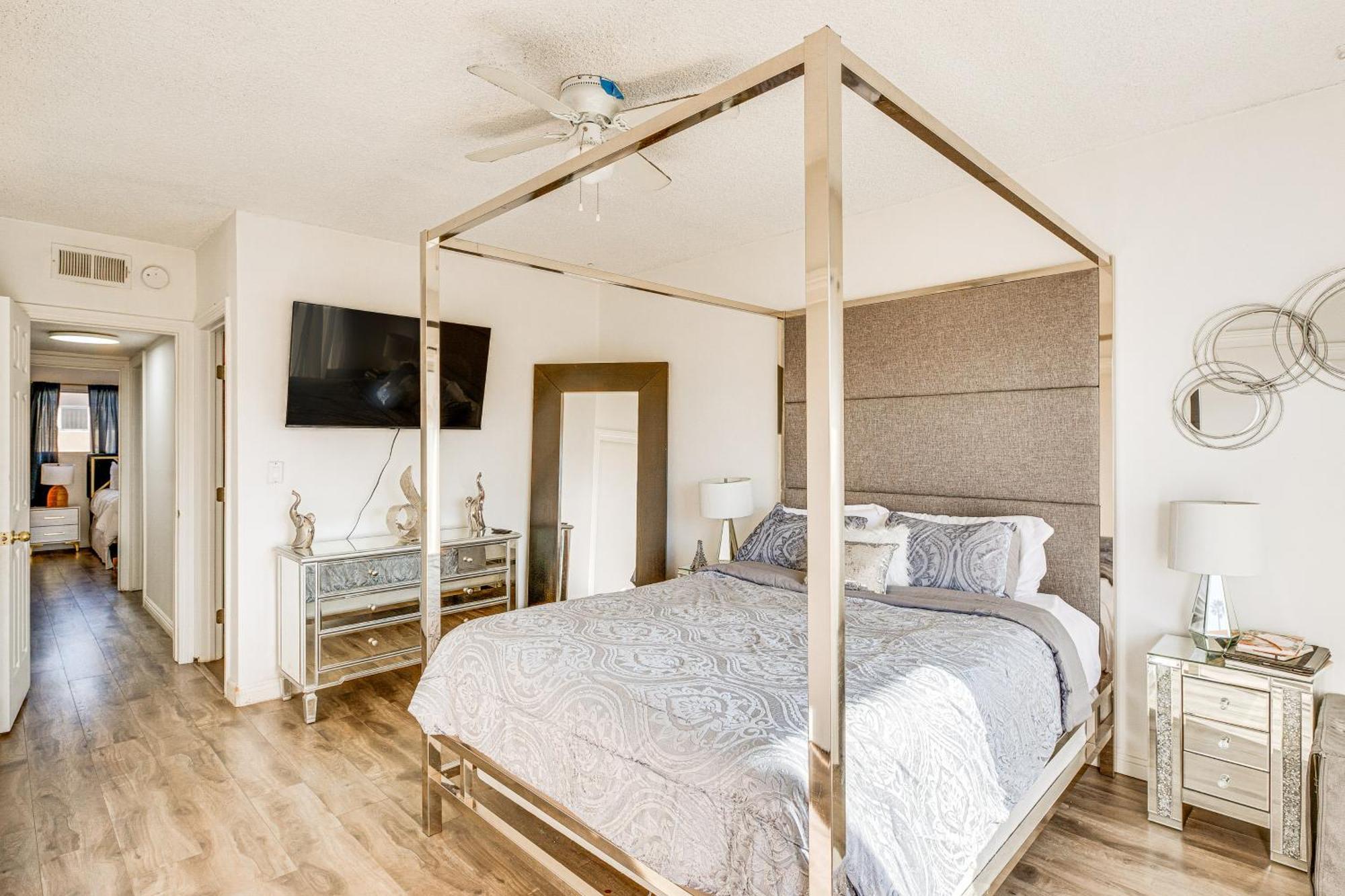 Angeles Townhome Off-street Parking And Balcony *