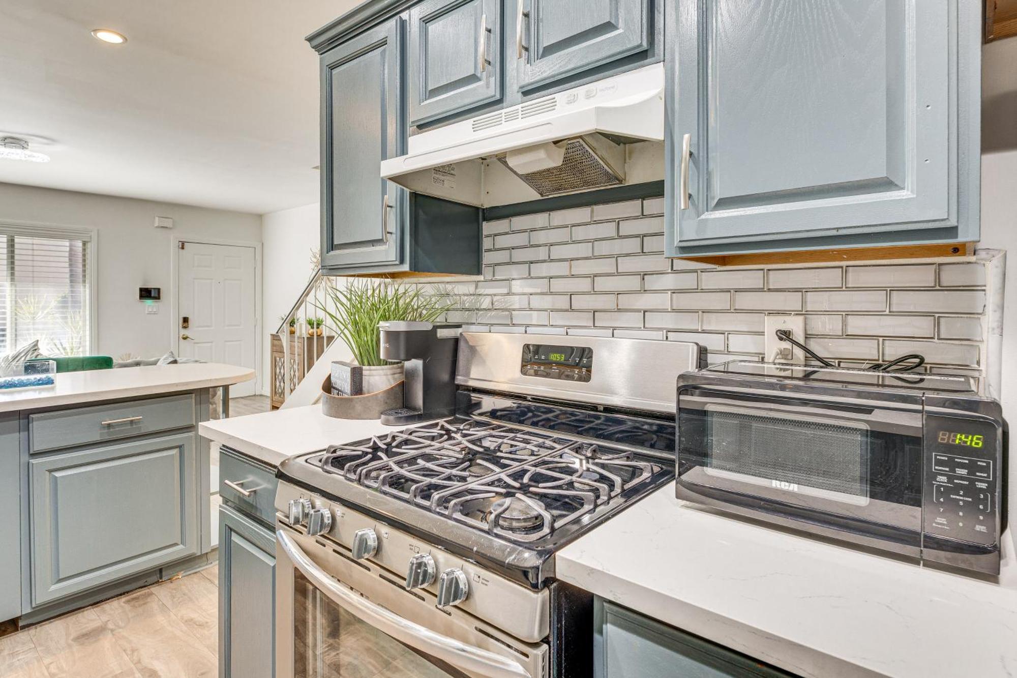 Angeles Townhome Off-street Parking And Balcony Holiday home *
