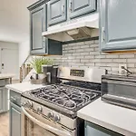 Los Angeles Townhome Off-Street Parking And Balcony