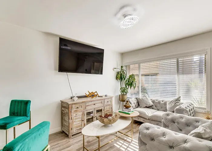Los Angeles Townhome Off-Street Parking And Balcony