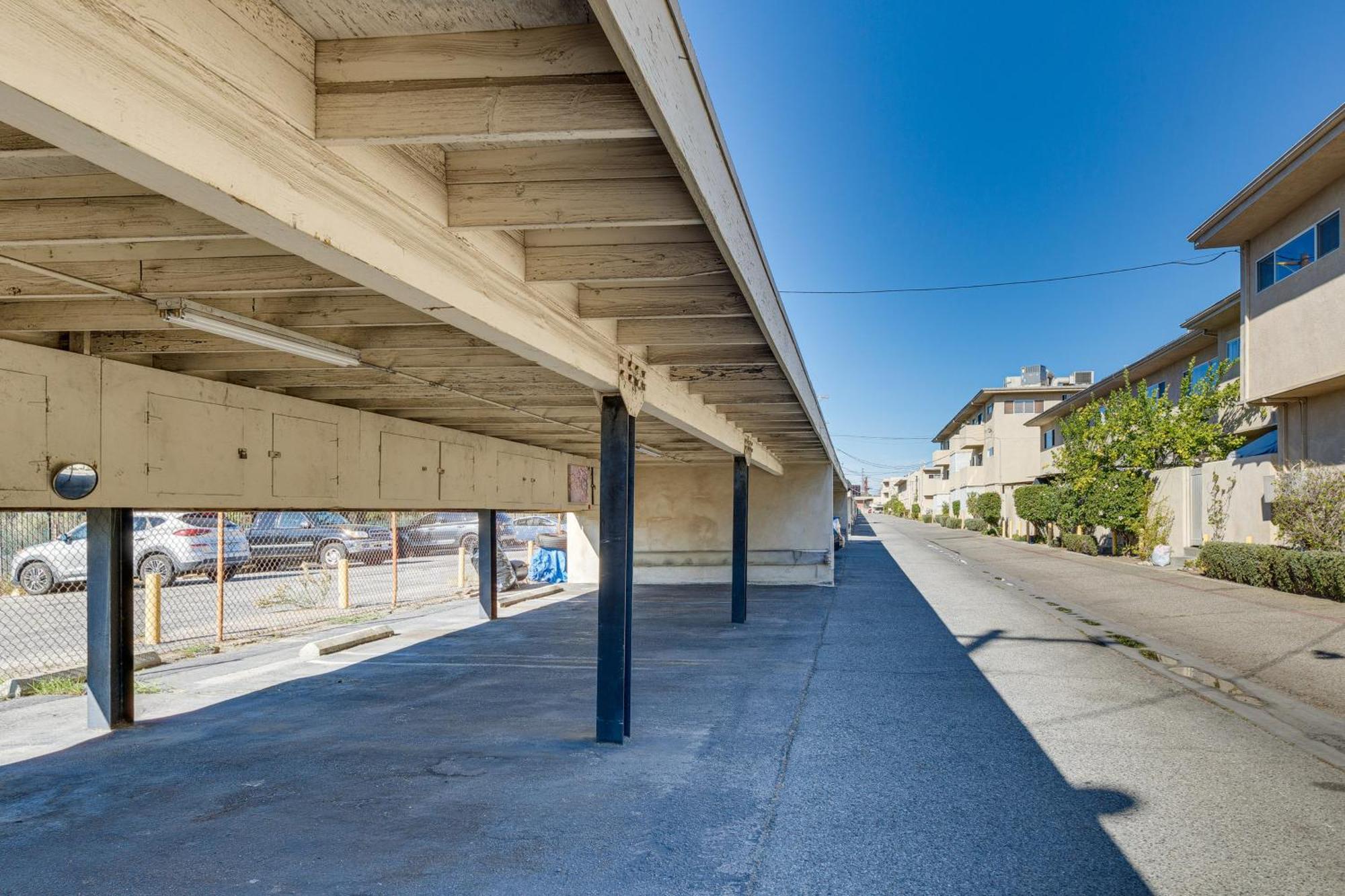 Angeles Townhome Off-street Parking And Balcony